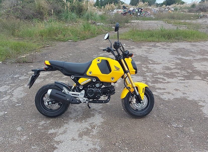 moto amarilla